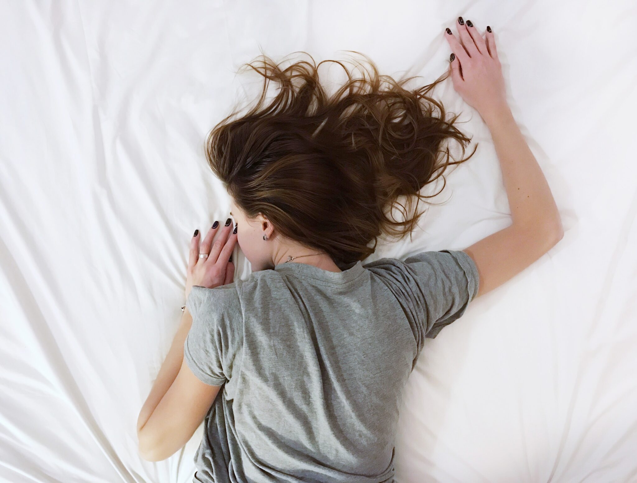 mujer dormida boca abajo